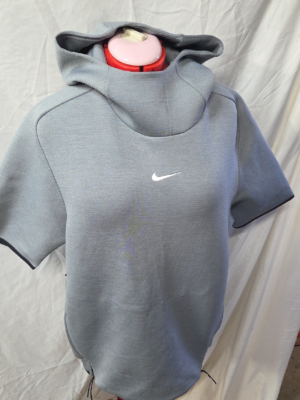 Nike Light Gray Short Sleeve Pullover Therma Hoodie with White Swoosh Med